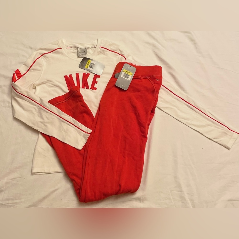 NIKE WOMENS stretchy long sleeve top and low-rise fleece sweatpants